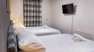 Spacious 5 Bedroom Near Airport - 3