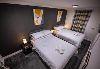 Spacious 5 Bedroom Near Airport - 2