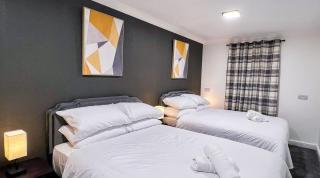 Spacious 5 Bedroom Near Airport - Streatley - 1
