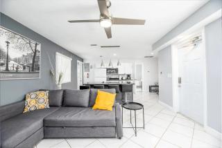 Cozy Getaway with Pool and Putting Green Unit 1 - Fort Lauderdale - 8