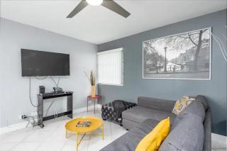 Cozy Getaway with Pool and Putting Green Unit 1 - Fort Lauderdale - 6