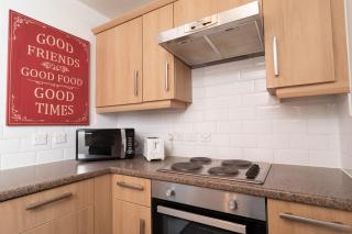 City Haven Modern 3 Bedroom Apartment with Private Parking - 9