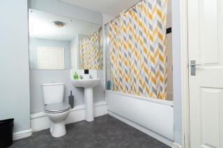 City Haven Modern 3 Bedroom Apartment with Private Parking - 4