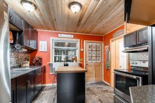 Charming home with patios fireplace and BBQ area - Austin - 3