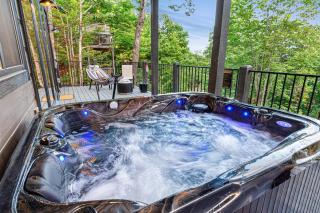 Most Romantic Chalet in Gatlinburg EV Chger Jacuzzi Firepit Luxe Experience - 1
