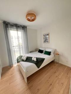 T2 Paris - Stade de France Parking Gratuit, RER - 2