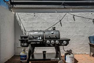 Casa Camelback Only 10Min Walk to OldTown w pool, patio, smoker, ping pong table - Scottsdale - 4