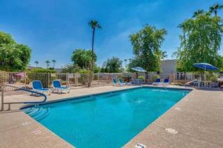 Casa Camelback Only 10Min Walk to OldTown w pool, patio, smoker, ping pong table - Scottsdale - 9