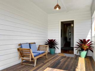 3-Bed Coastal Haven with Alfresco Dining & BBQ - 8