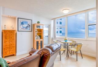 Beachfront Getaway Private Balcony & Scenic Views - 4