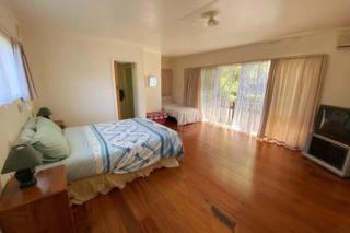 By the Seashaw - Hosted by Lorna, Michael & Katja - Parapara - 3