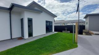 Sleek Suite By The Sand 1-bedroom - Dunedin - 1