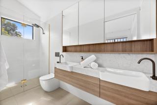 Beach Luxury On The Park - Brand New 2 bedroom 3 Bathroom Carport Shops 100m Beach 500m Aircon Heating Gas fireplace WIFI - Ocean Grove - 2