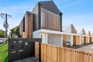 Beach Luxury On The Park - Brand New 2 bedroom 3 Bathroom Carport Shops 100m Beach 500m Aircon Heating Gas fireplace WIFI - Ocean Grove - 0