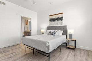 CozySuites by the stadium with pool 18 - Glendale - 4