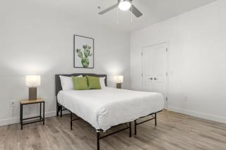 CozySuites by the stadium with pool 18 - Glendale - 2