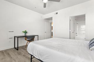 CozySuites by the stadium with pool 18 - Glendale - 3