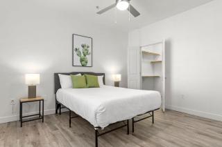 CozySuites by the stadium with pool 18 - Glendale - 1