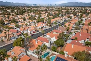 4Br Model Home w Pool and Pool table in Henderson - 2