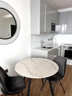 Central 1-Bedroom Apartment - Birmingham - 3
