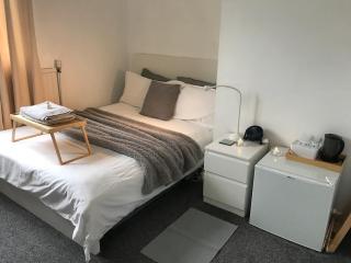 fAiRy DeLL Guesthouse, with cozy lockable rooms, tv, tea tray with choccies, free wifi and parking, 24hr check in, COA, all are welcome - Bradford - 4