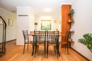 Cedar Holiday Units - Apartment 3 - Bright - 1