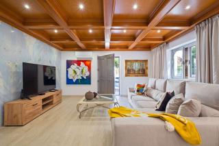 Villa Rosa Estoril Retreat by Portugal Portfolio - 9