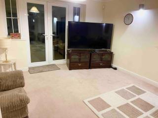 Luxurious Executive 4 Bedroom Whole Home | For 10 - Hensol - 3