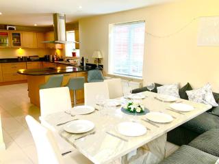 Luxurious Executive 4 Bedroom Whole Home | For 10 - Hensol - 0