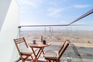 Manzil - Stylish living in JVC, City Views and Pool - Dubai - 9