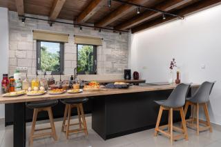 FREE Breakfast, Villa Dreamcatcher with Outdoor and Indoor Pool, Hot Tub, Playroom and Home Cinema - Atsipopoulo - 6