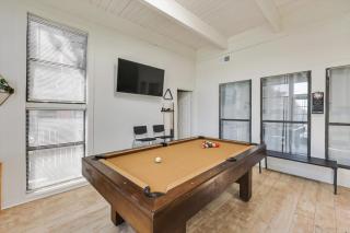 Lakefront Luxe 6BR 4,5BA Holiday Home with Pool & Hot Tub - Rowlett - 8