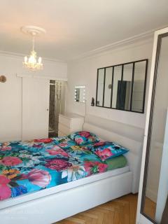 Chambre d'hôte avec salle de bain et balcon privé - 3 mins à pied de la gare - Génève accès direct - Annemasse - 9