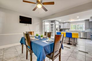 Spacious Home with Hot Tub, 14 Mi to Downtown ATL! - Union City - 3