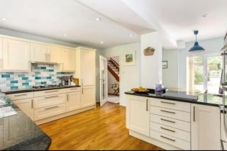 Delux 5 bed house lots private car parking, short walk to high st, shops - Fleet - 5