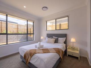 Brand New 4Bs Home near Shops and Park at Greenbank - 4