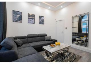 Spacious Manchester Duplex 2BR Parking Sleeps 6 - 8