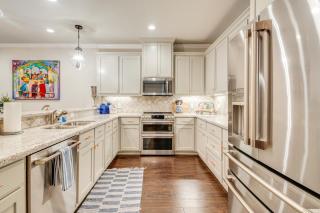 Gorgeous College Station Townhome with Patio! - College Station - 1