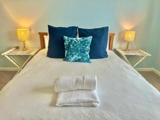 Three Bed Detached Home - Large Garden - Hot Tub - Free Parking - Close to Beach! - Iford - 2