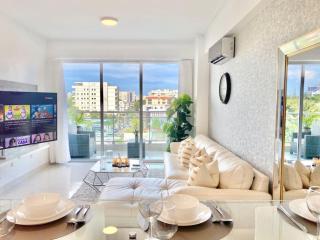 Upscale City Center Apt, Pool - Los Prados - 4