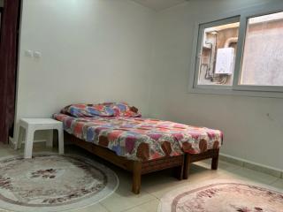 طابق فيلا غرفتان ومطبخ وحمام - 0