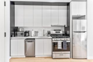 Studio w Charming Juliet Balcony in Upper East - 4