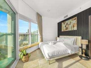 Stunning Panoramic Sea & Marina Skyline View - 0