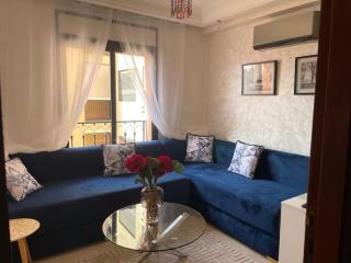 Stylish & Comfy Gem 5 Star Location Balcony - 4