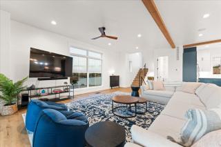 Lake RetreatSleeps 19-3 KING SuitesPoolHotTub - 2