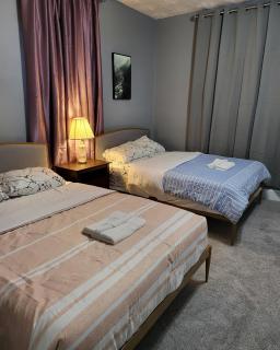 Guest room with two double beds in Columbus Oh, Airport location - Seagrave - 3