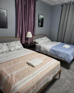 Guest room with two double beds in Columbus Oh, Airport location - Seagrave - 0