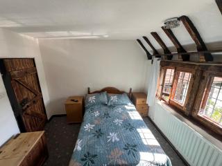 Tudor House - Double Room - Shared Bathroom - Goffs Oak - 3