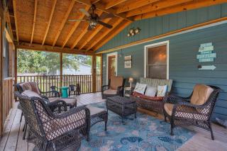Hook Wine and Sinker by Oak Island Accommodations - - 1
