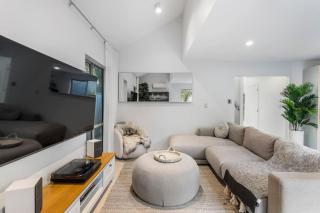 3BR Modern Elegance Near Beaches - 9